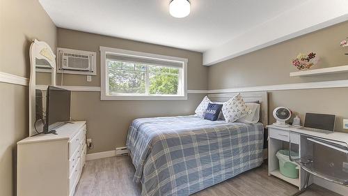 113-1390 Dilworth Crescent, Kelowna, BC - Indoor Photo Showing Bedroom