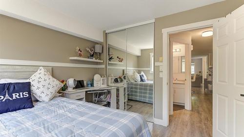 113-1390 Dilworth Crescent, Kelowna, BC - Indoor Photo Showing Bedroom