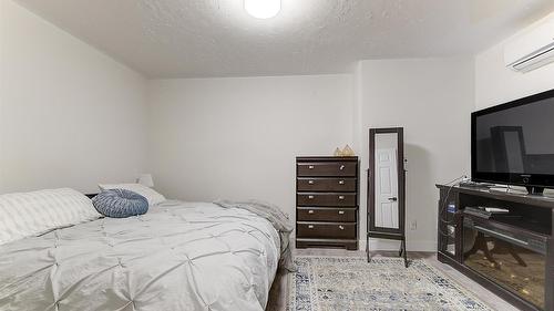 113-1390 Dilworth Crescent, Kelowna, BC - Indoor Photo Showing Bedroom