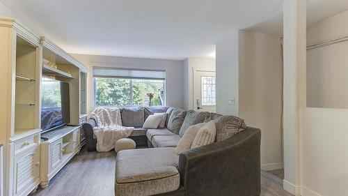 113-1390 Dilworth Crescent, Kelowna, BC - Indoor Photo Showing Living Room