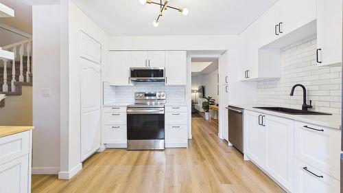 162-1995 Burtch Road, Kelowna, BC - Indoor Photo Showing Kitchen With Upgraded Kitchen