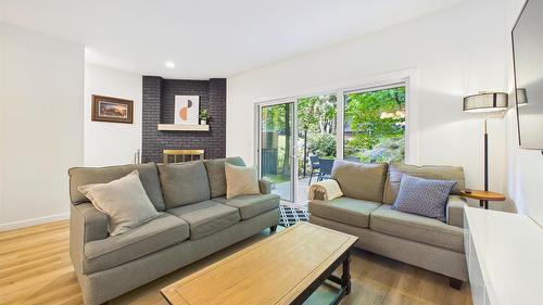 162-1995 Burtch Road, Kelowna, BC - Indoor Photo Showing Living Room