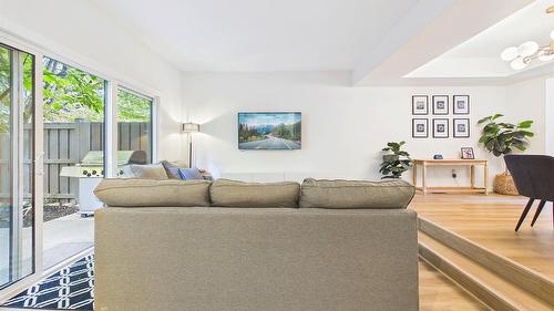 162-1995 Burtch Road, Kelowna, BC - Indoor Photo Showing Living Room