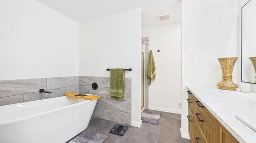 162-1995 Burtch Road, Kelowna, BC - Indoor Photo Showing Bathroom