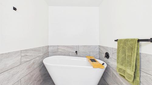 162-1995 Burtch Road, Kelowna, BC - Indoor Photo Showing Bathroom