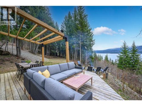 500 sq' Deck, BBQ and all furniture included - 6474 Deer Run Road Lot# 11, Magna Bay, BC 