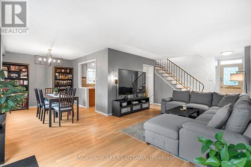 10 Estelle Crescent, Ottawa, ON - Indoor Photo Showing Living Room