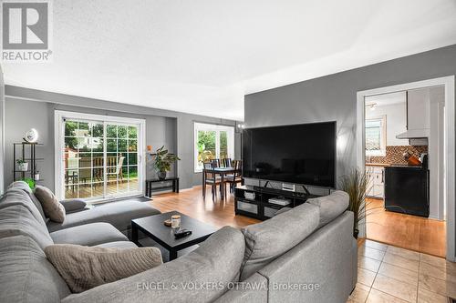 10 Estelle Crescent, Ottawa, ON - Indoor Photo Showing Living Room