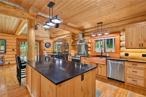 1258 Barr Dr, Merville, BC 