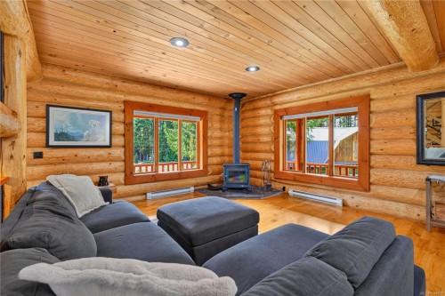 1258 Barr Dr, Merville, BC 