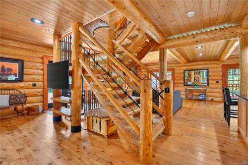 1258 Barr Dr, Merville, BC 
