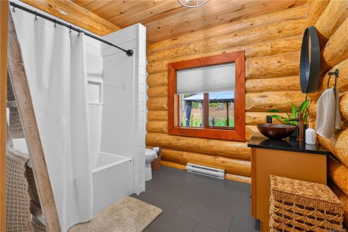 1258 Barr Dr, Merville, BC 