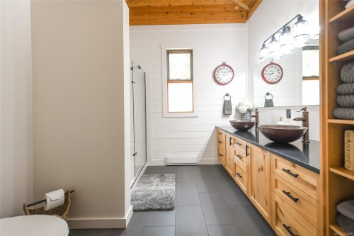 1258 Barr Dr, Merville, BC 