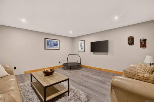 1258 Barr Dr, Merville, BC 