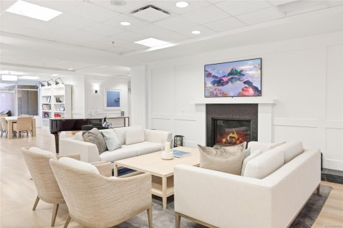 #433-650 Berwick Rd North, Qualicum Beach, BC - Indoor Photo Showing Living Room With Fireplace