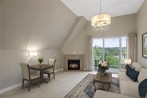 #433-650 Berwick Rd North, Qualicum Beach, BC - Indoor Photo Showing Living Room With Fireplace