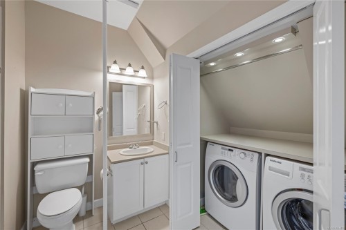 #433-650 Berwick Rd North, Qualicum Beach, BC - Indoor Photo Showing Laundry Room
