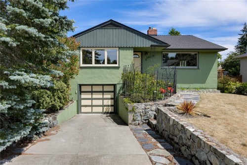 2471 Dryfe St, Oak Bay, BC 