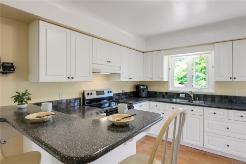 2471 Dryfe St, Oak Bay, BC 