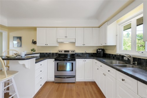2471 Dryfe St, Oak Bay, BC 