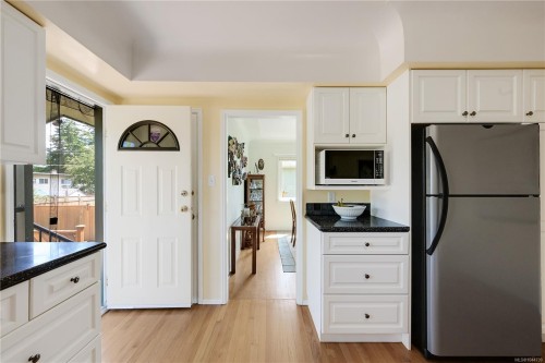 2471 Dryfe St, Oak Bay, BC 