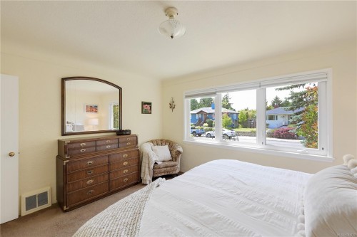 2471 Dryfe St, Oak Bay, BC 