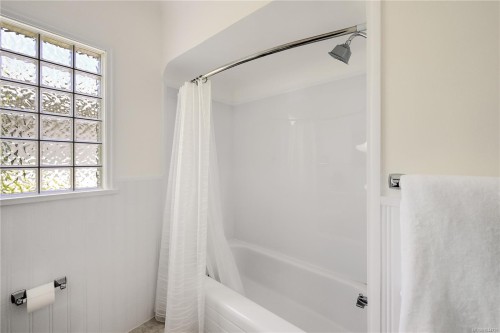 2471 Dryfe St, Oak Bay, BC 