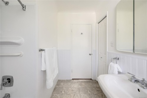 2471 Dryfe St, Oak Bay, BC 