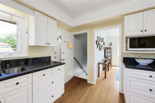 2471 Dryfe St, Oak Bay, BC 