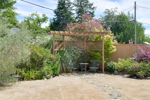 2471 Dryfe St, Oak Bay, BC 