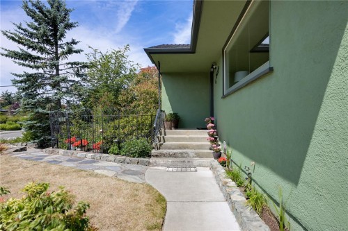 2471 Dryfe St, Oak Bay, BC 