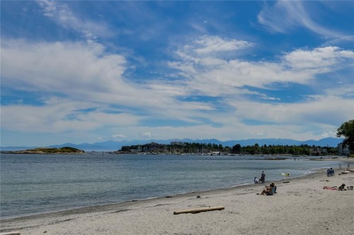 2471 Dryfe St, Oak Bay, BC 