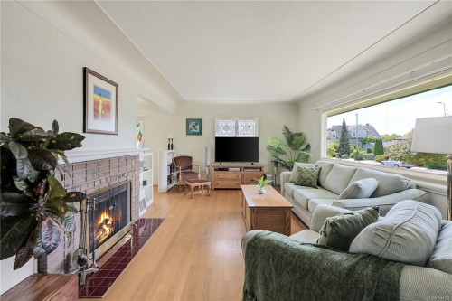 2471 Dryfe St, Oak Bay, BC 