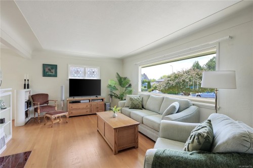 2471 Dryfe St, Oak Bay, BC 
