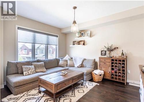10 Egleston Lane, Ancaster, ON - Indoor Photo Showing Living Room