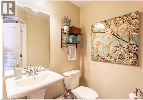 10 Egleston Lane, Ancaster, ON - Indoor Photo Showing Bathroom