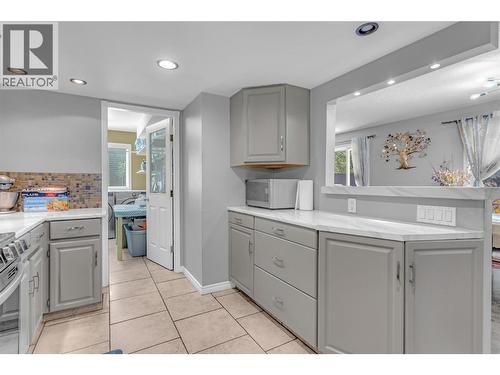 1675 Thayer Court Unit# 1, Kelowna, BC - Indoor Photo Showing Kitchen