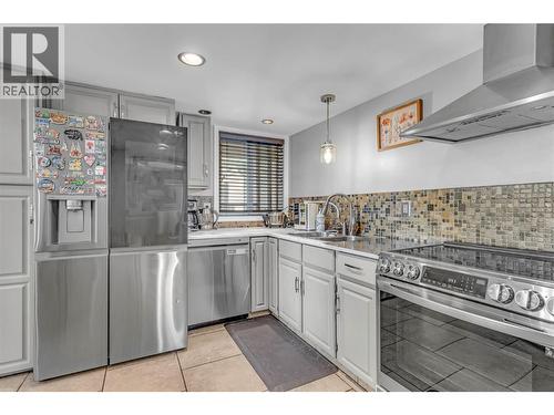 1675 Thayer Court Unit# 1, Kelowna, BC - Indoor Photo Showing Kitchen With Upgraded Kitchen