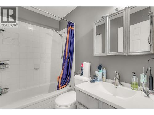 1675 Thayer Court Unit# 1, Kelowna, BC - Indoor Photo Showing Bathroom