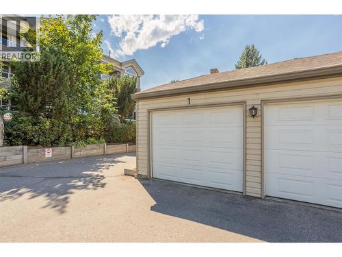 1675 Thayer Court Unit# 1, Kelowna, BC - Outdoor