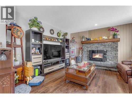 1675 Thayer Court Unit# 1, Kelowna, BC - Indoor Photo Showing Living Room With Fireplace