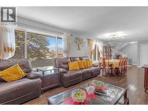 1675 Thayer Court Unit# 1, Kelowna, BC - Indoor Photo Showing Living Room