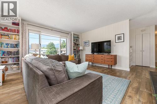 1110 6Th Street S, Invermere, BC - Indoor Photo Showing Living Room
