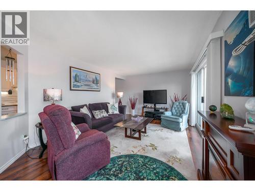 878 Bernard Avenue Unit# 103, Kelowna, BC - Indoor Photo Showing Living Room