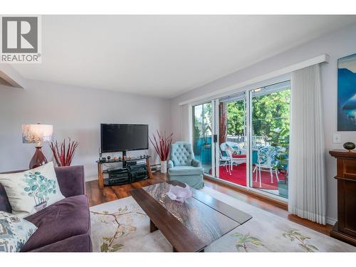 878 Bernard Avenue Unit# 103, Kelowna, BC - Indoor Photo Showing Living Room