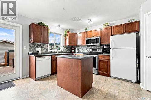 435 Blakeney Crescent, Saskatoon, SK - Indoor Photo Showing Kitchen