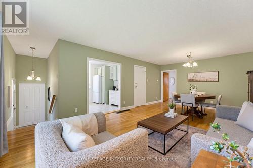 2393 Iris Street, Ottawa, ON - Indoor Photo Showing Living Room