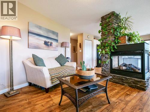 798 Ruttan Road, Quesnel, BC - Indoor Photo Showing Living Room With Fireplace