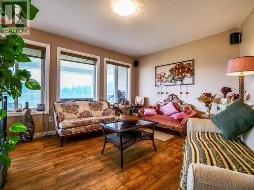 798 Ruttan Road, Quesnel, BC - Indoor Photo Showing Living Room