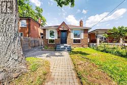 31 ROSEMEADE AVENUE Toronto, ON M8Y 3A2